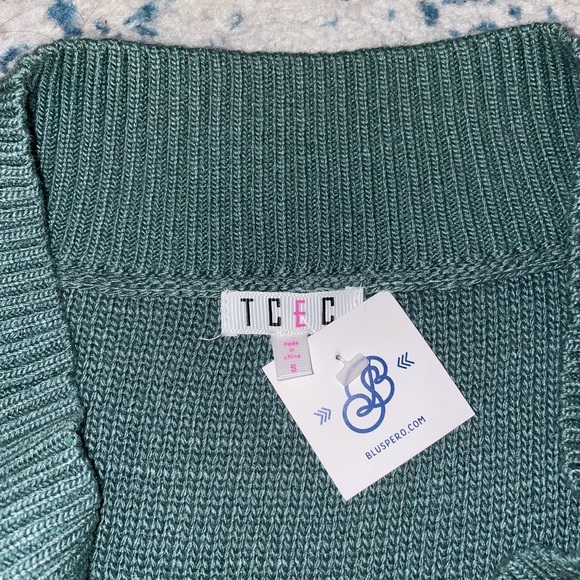 BRAND NEW! Off-Shoulder Green Sweater - Picture 4 of 4